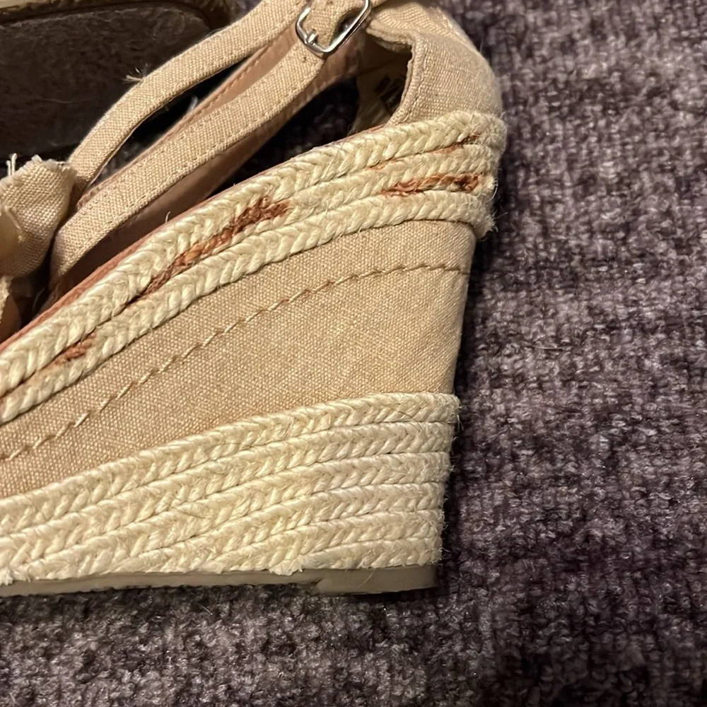 Nine West Sugareel Size 7 wedges camel colored